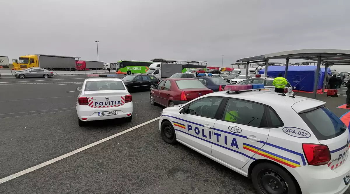 Zeci de români blocați în autocare la Nădlac II așteaptă să intre în România. Timpi de așteptare uriași la  vamă
