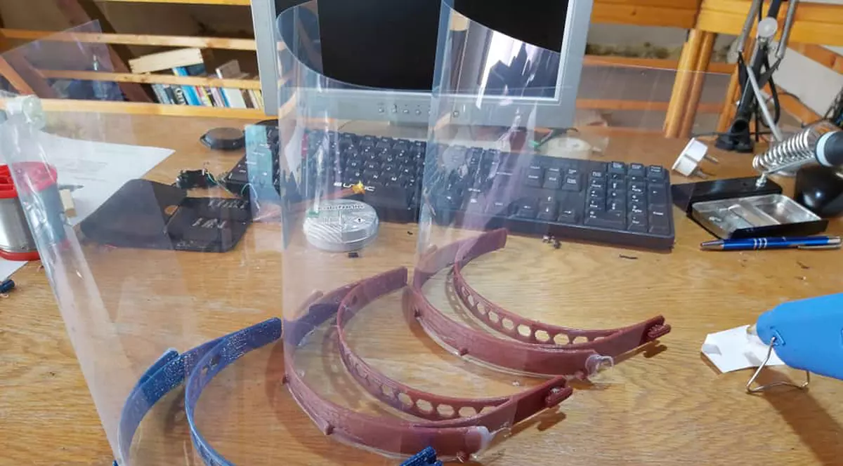 Elevii unui liceu din Constanța confecționează viziere pentru cadrele medicale