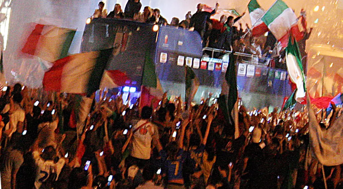 Finala Cupei Mondiale 2006 a fost transmisă la TV în Italia, pentru a ridica moralul oamenilor. Efectul a fost uluitor
