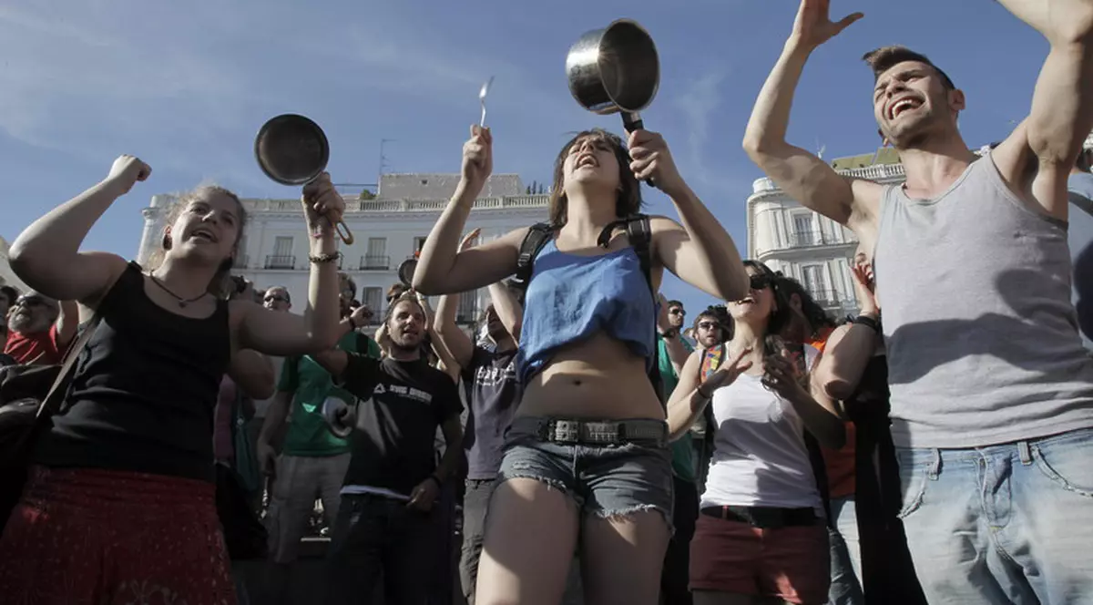 Protest cu oale și tigăi în Spania. Oamenii îi cer fostului rege să doneze banii pe care i-ar fi primit de la Arabia Saudită