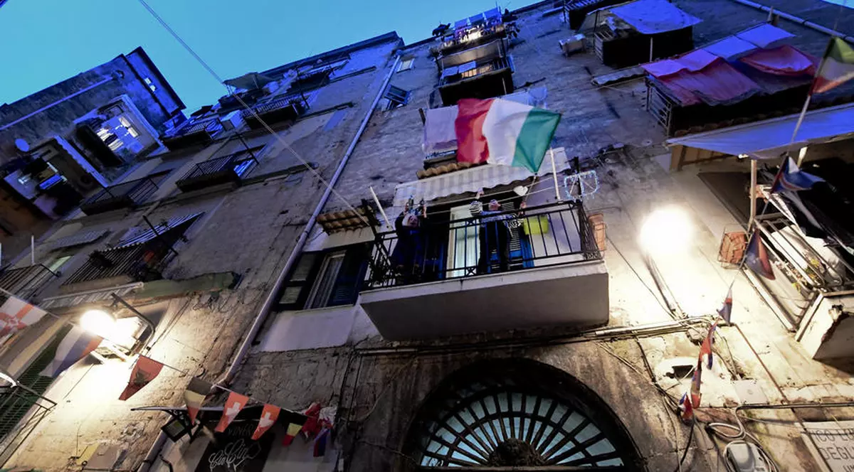 Italienii canta si danseaza in balcoane. Foto: EPA