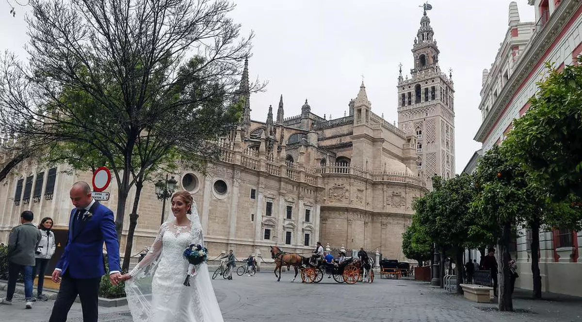 Spania a închis granițele. Doi tineri s-au căsătorit la Sevilla, cu câteva ore înaintea anunțului