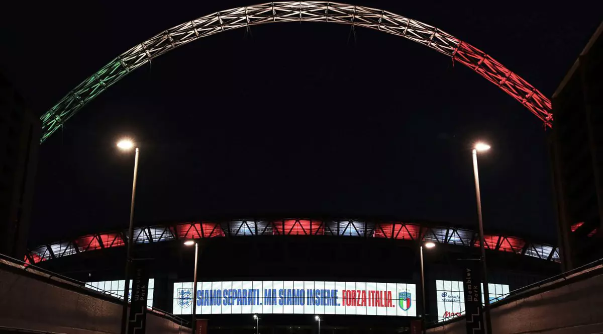 Stadionul Wembley, iluminat în culorile Italiei, în semn de omagiu pentru victimele pandemiei de coronavirus