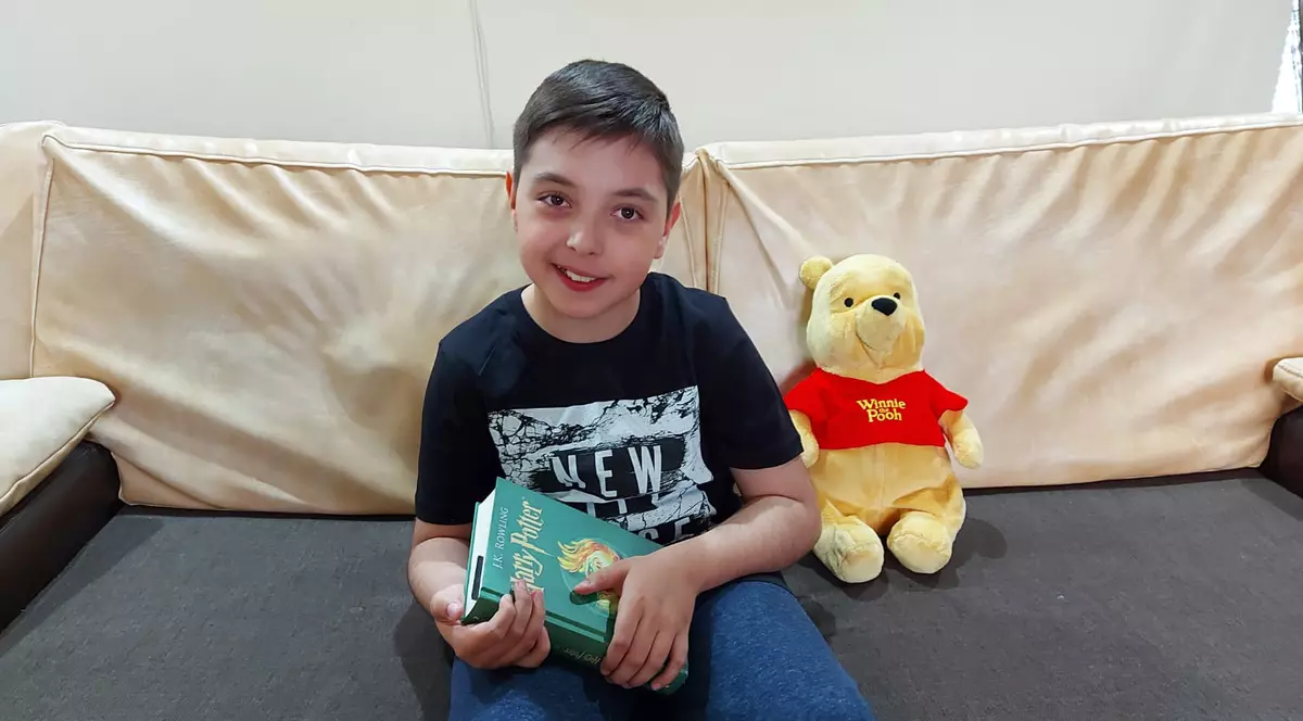 Dragoș are nevoie de 8.000 de dolari pentru a fi operat în SUA. Copilului, care suferă din naștere de tetrapareză spastică, îi mai trebuie bani de drum, cazare și hrană