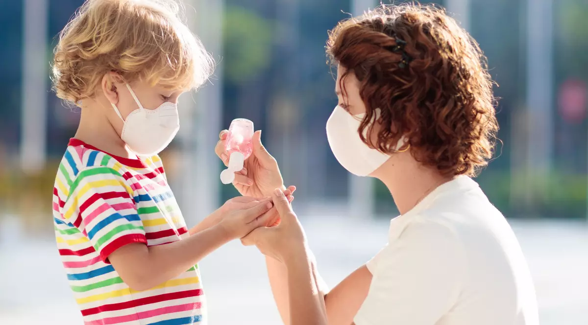 Copiii sub 10 ani care au COVID nu-și infectează părinții