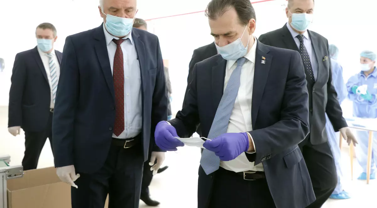 FOTO| Ludovic Orban, la Uzina de produse speciale Dragomirești: Capacitatea este de până la 350.000 de măşti chirurgicale, pe zi