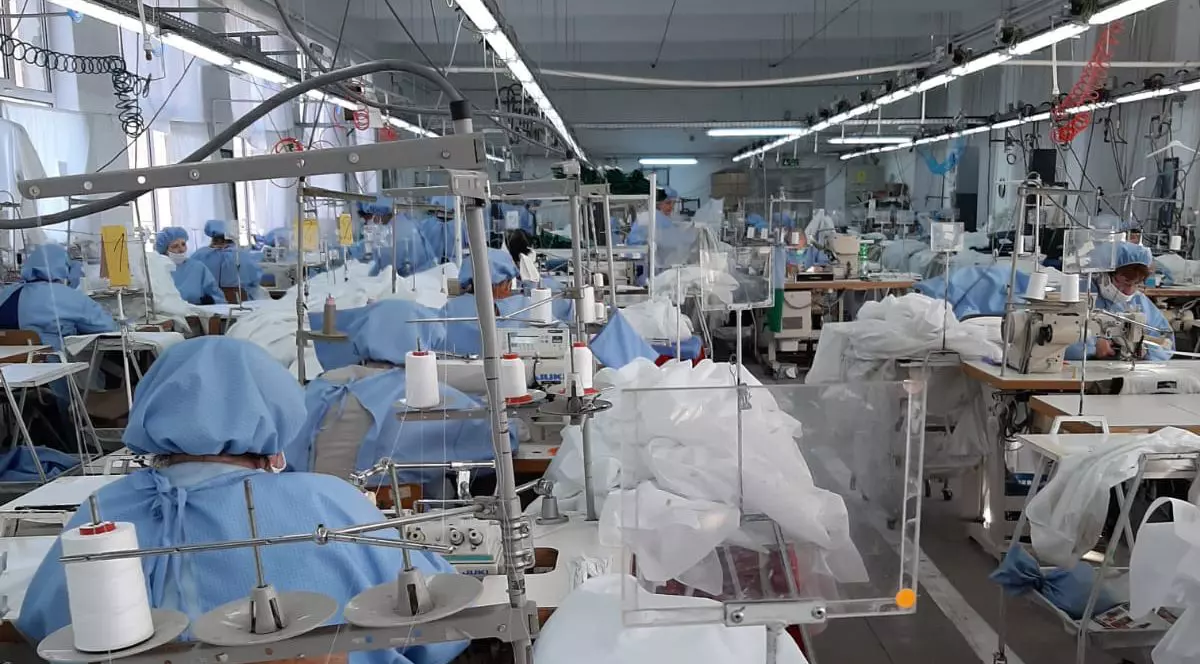 Cea mai veche fabrică românească de bluze și cămăși a început să producă măști și combinezoane de protecție