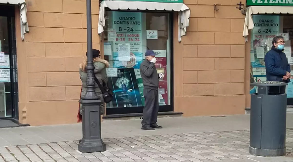 Bărbații tineri sunt mai predispuși să încalce măsurile de distanțare socială