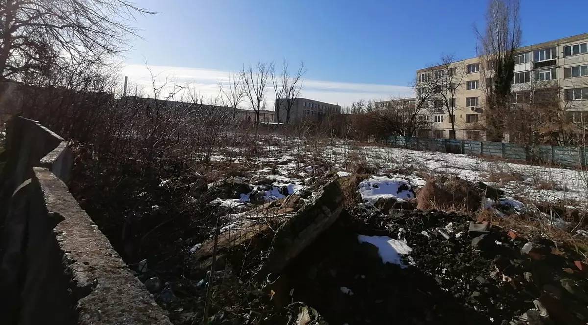 Terenul pe care a fost baza sportivă Girueta. Fotografie din februarie 2020