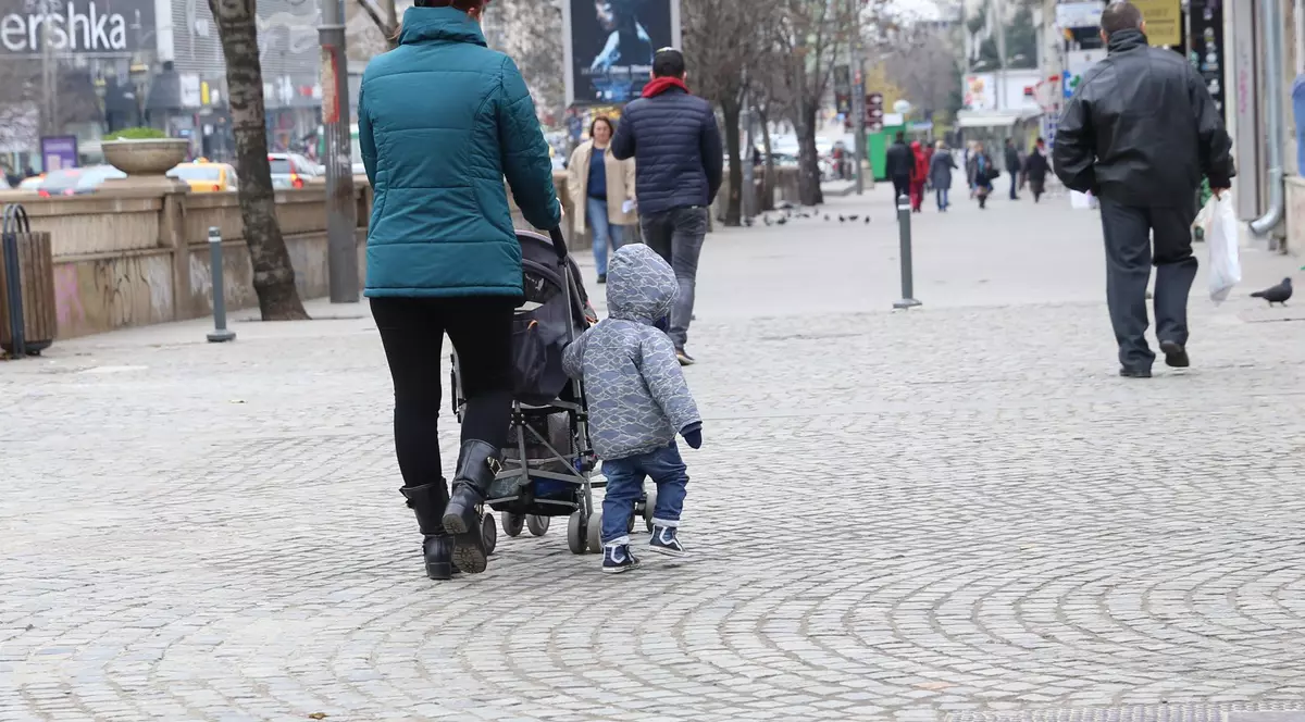 Pot să scot copiii afară, la plimbare, în perioada stării de urgenţă? Ce spun autorităţile