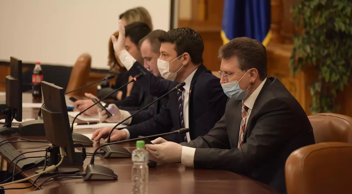 UPDATE | Deputaţii şi senatorii din conducerea Parlamentului au revenit la muncă, după ce au lucrat online