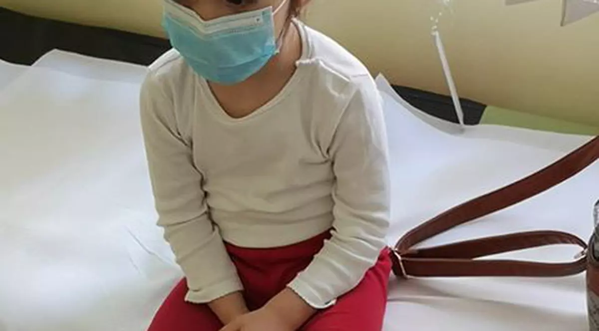 Mamă disperată, după ce una dintre gemenele ei a fost testată pentru coronavirus, însă probele au fost “ratate”: “De la spital mi s-a zis că am avut ghinion și că trebuie să aduc înapoi copilul pentru recoltare”