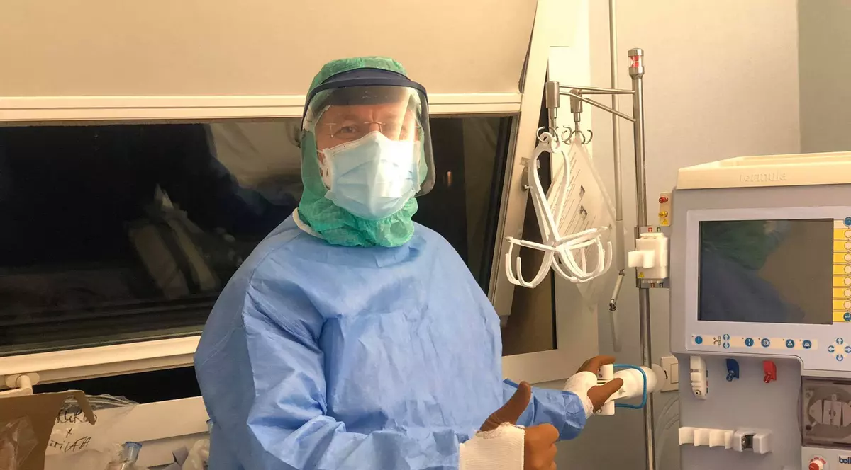 Asistent medical român în Milano, care a îngrijit pacienți cu coronavirus. Laurențiu Codescu, în echipament de protecție