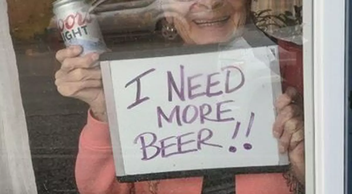 O femeie în vârstă de 93 de ani din SUA, aflată în izolare, s-a plâns că i s-a terminat berea. Mesajul ei a devenit viral