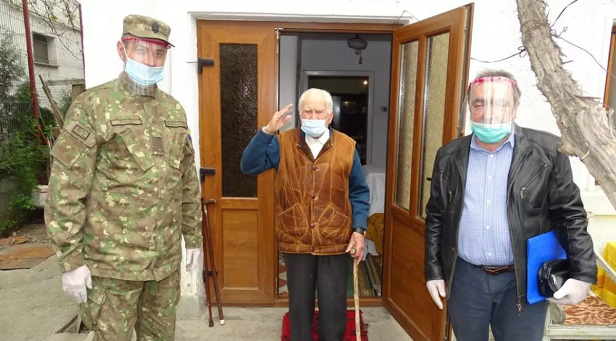 Veteran de război aniversat la domiciliu de militarii bârlădeni la împlinirea vârstei de 100 de ani