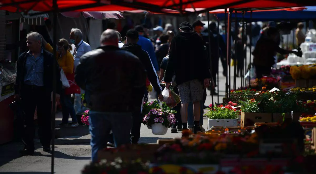 Invincibililor care se înghesuie prin pieţe și pe străzi