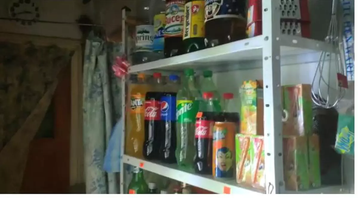 O femeie din București și-a transformat apartamentul în magazin. Patroana depozita produsele în cutii murdare și  funcționa fără acte