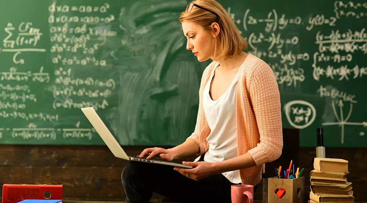 Ce aplicații folosesc profesorii pentru predarea online