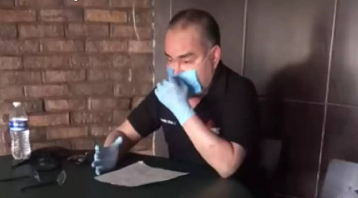 VIDEO |Un patron izbucnește în hohote de plâns atunci când își anunță angajații că nu mai au loc de muncă: „Sunt ultimii mei bani. Vi-i dau vouă!”