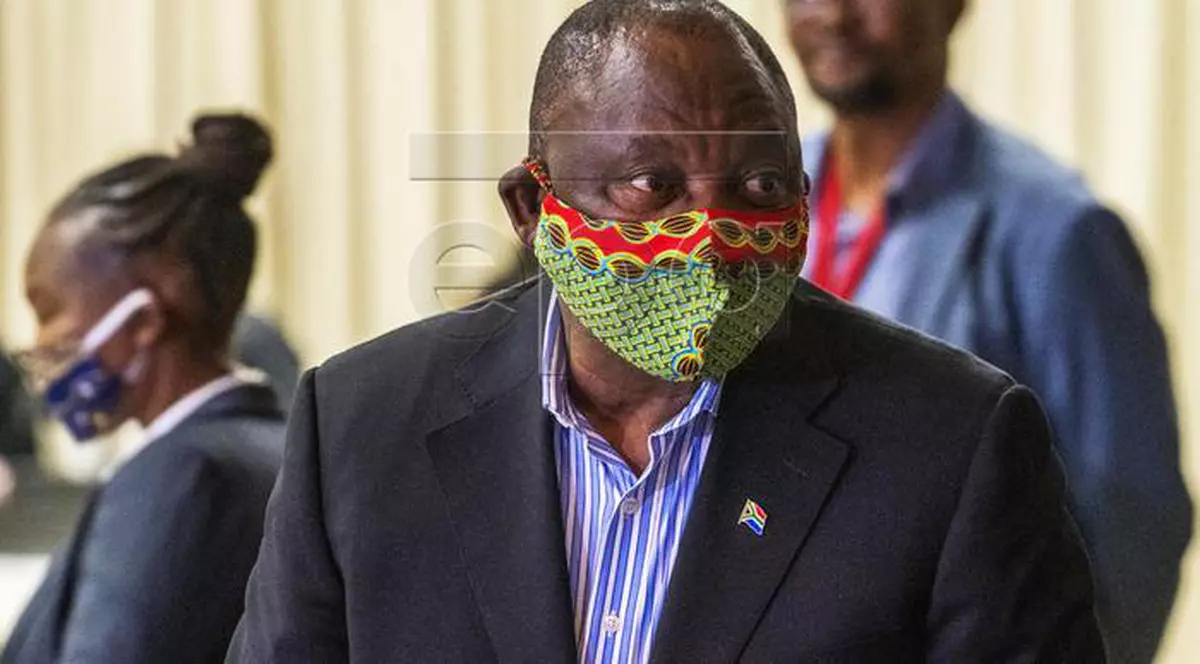 VIDEO | Masca de față a căpătat alt sens, după imaginile virale cu președintele Africii de Sud, care își pune la ochi o mască