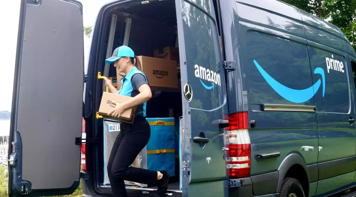 „Ești tu împotriva unei mașinării”. Povestea curierilor de la Amazon concediați de roboți