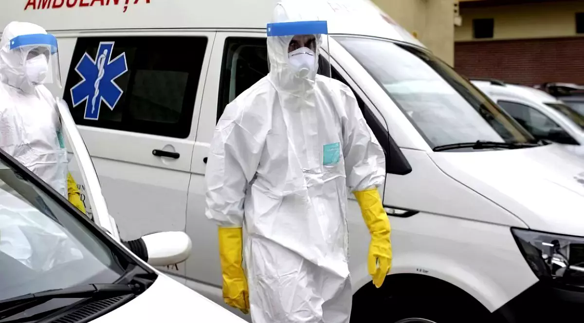 VIDEO Ambulanțier din Suceava: „Cârpim combinezoanele și sacii menajeri, folosiți la picioare, cu bandă adezivă. Arătăm de zici că suntem mumii!”