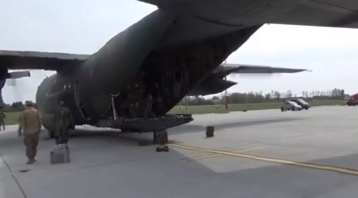 Armata Română aduce 100.000 de combinezoane de protecţie din Germania