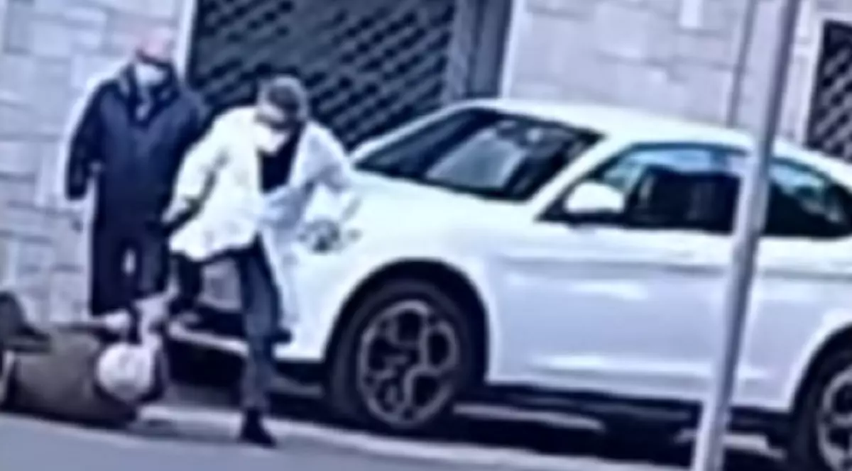 VIDEO / Un bătrân de 85 de ani a fost bătut pe stradă de medicul său de familie