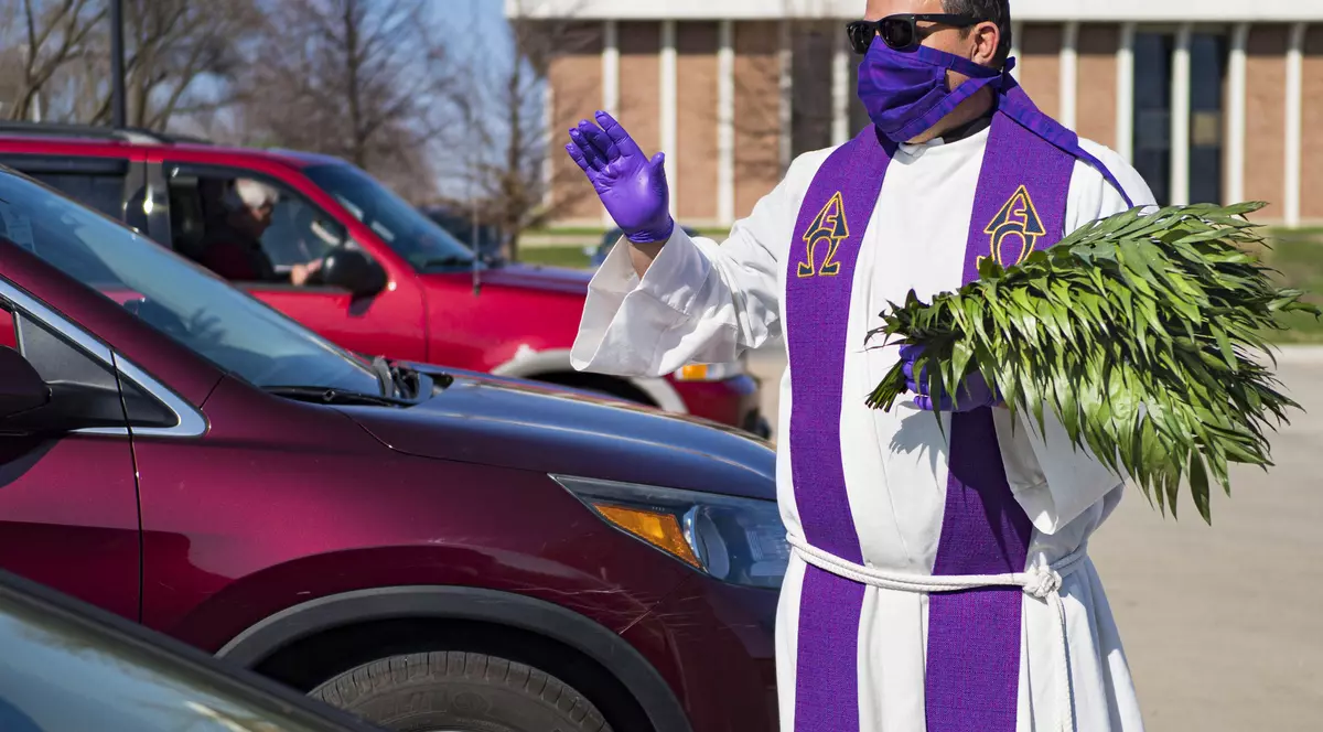 Preoții spovedesc păcătoșii în spatele unui ecran iar slujbele se fac în parcare. Măsuri anti-coronavirus la bisericile din Canada