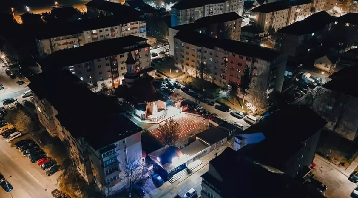 Emoționant. În lipsa enoriașilor, o biserică din Suceava a avut curtea plină de candele aprinse