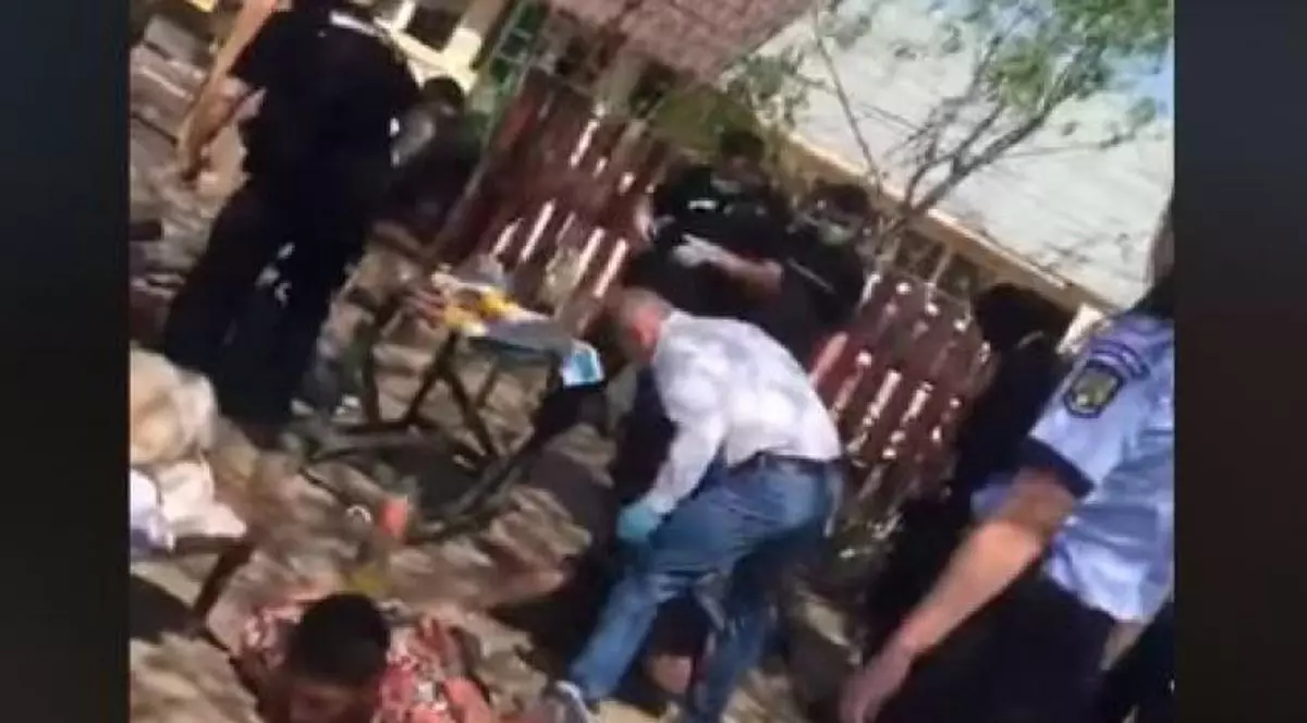 Șeful Poliției din Bolintin Vale a fost demis din funcție. S-a ales cu dosar penal pentru că a bătut un om care era încătușat și trântit la pământ