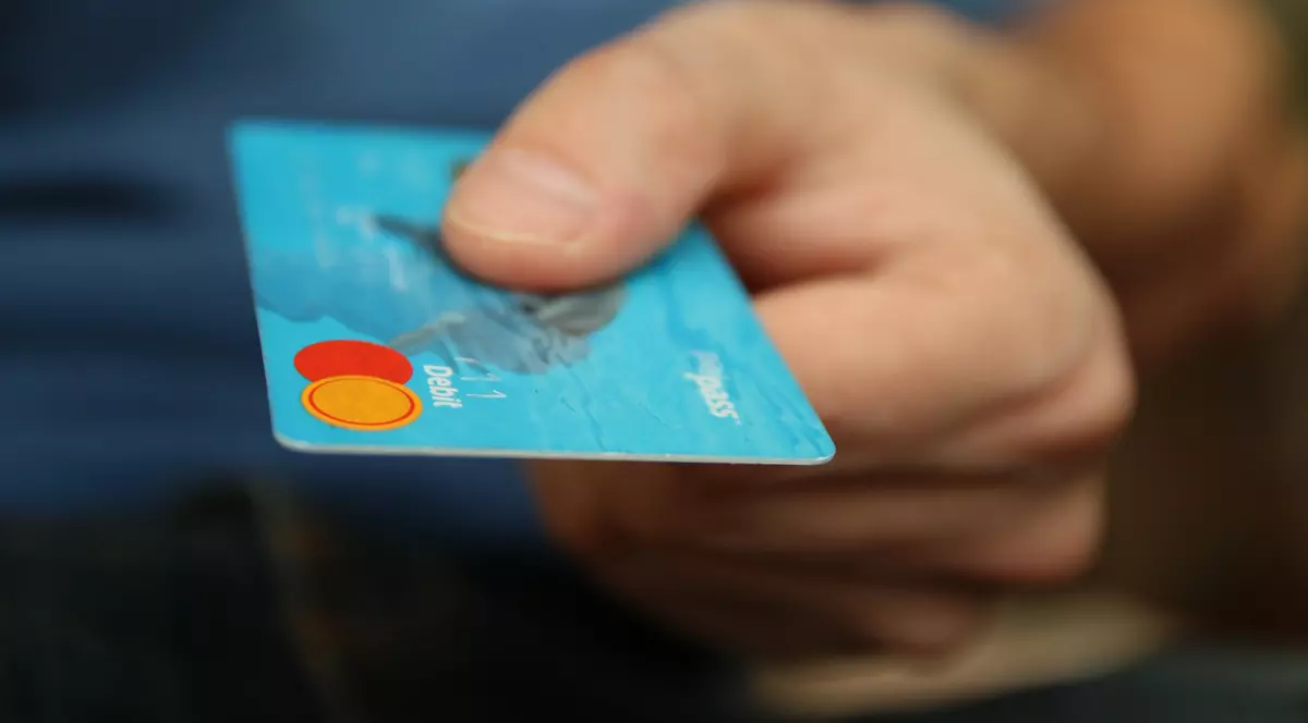 Carduri gratuite pentru pensionari, emise de CEC Bank. Poștașul le aduce acasă fără costuri