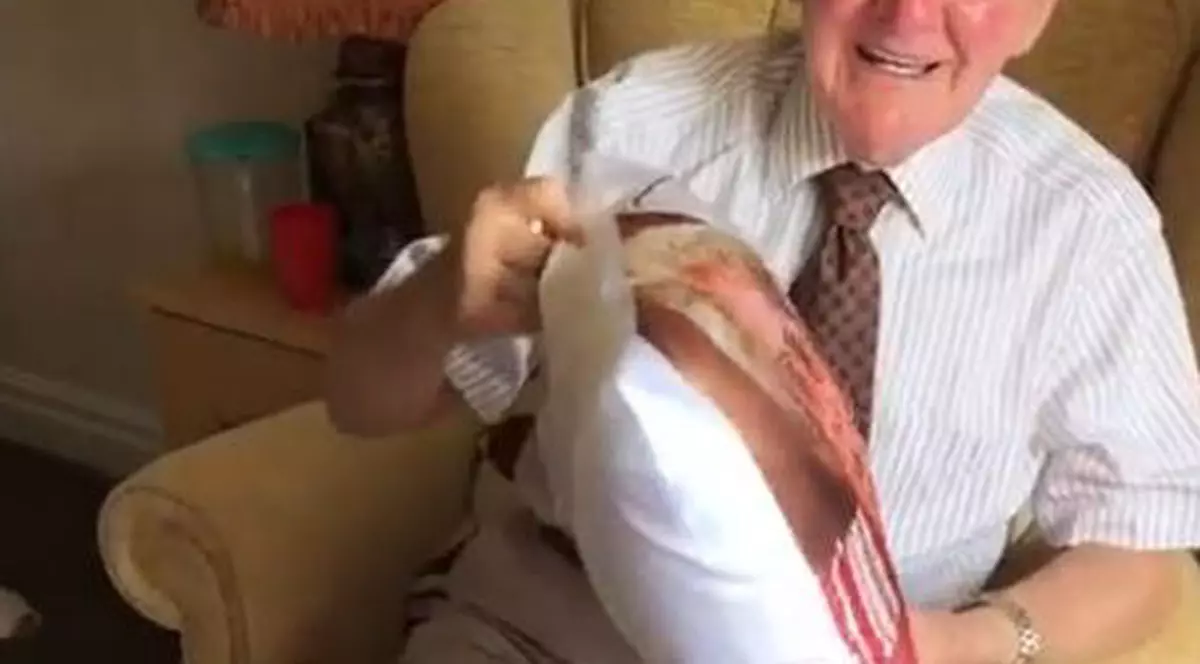 Reacția unui veteran când primește o pernă cu chipul soției decedate