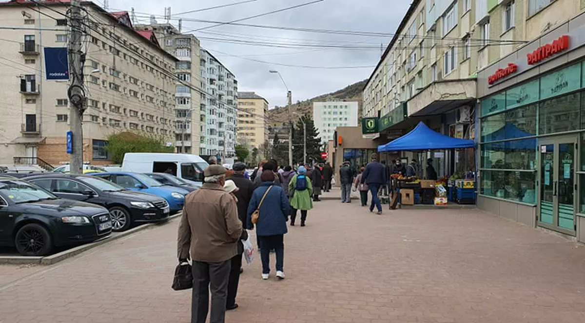 Zeci de bătrâni la cozi la bancomate, în Piatra-Neamț, ca să-și ridice pensiile