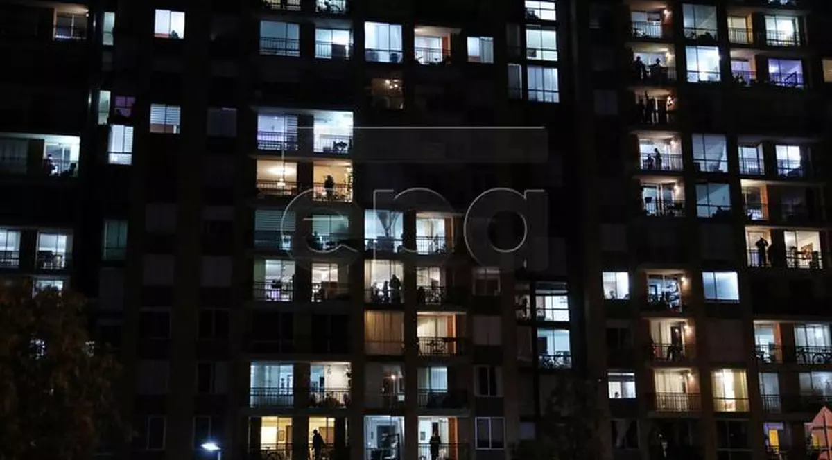 VIDEO | Filme proiectate pe un ecran gigant pentru spectatorii din balcoane, în capitala Columbiei