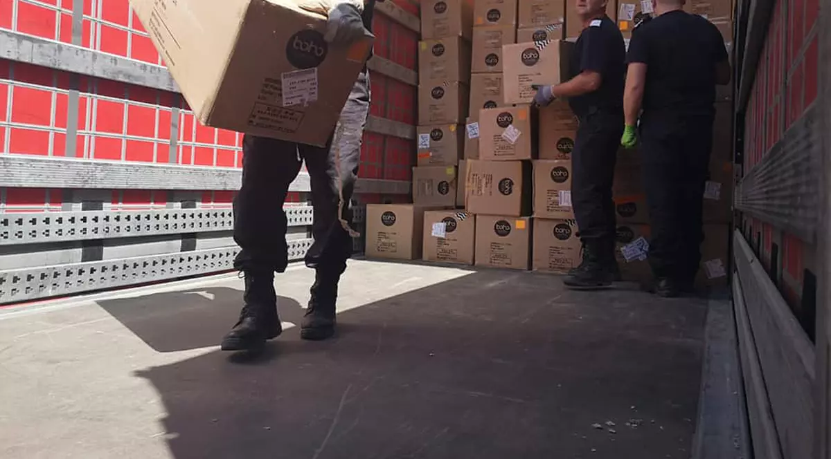 Încă un lot de 200.000 de combinezoane şi 300.000 de mănuşi ajunge în România pentru cei care luptă împotriva Covid-19