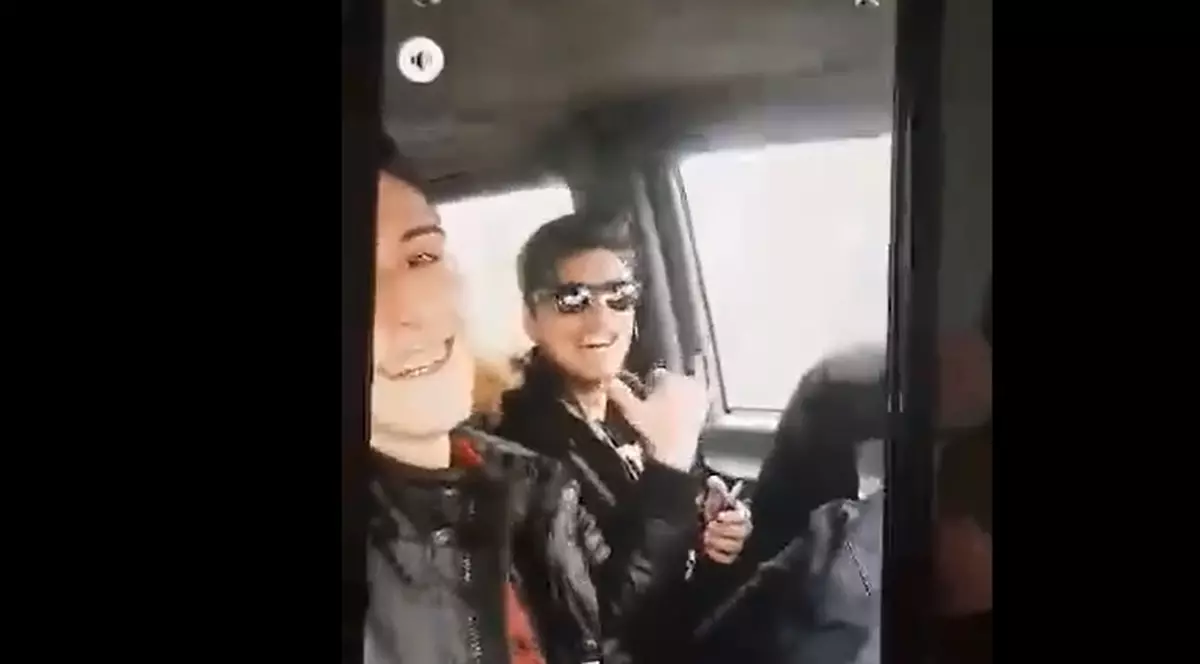 Video |  Teribilism la volan. Un tânăr s-a filmat cum conduce cu picioarele pe volan