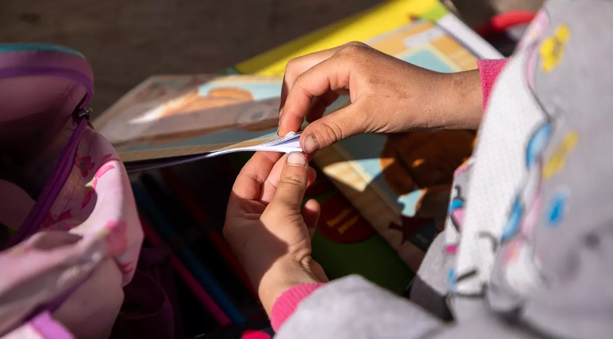 Adelina caută creioane şi foaie să deseneze răţuşte