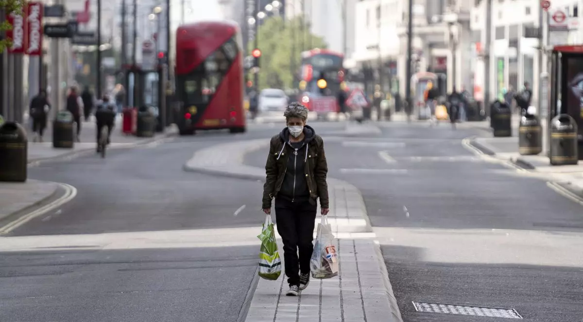 Măsurile de distanțare socială ar putea continua intermitent până în 2022, spun cercetătorii de la Harvard