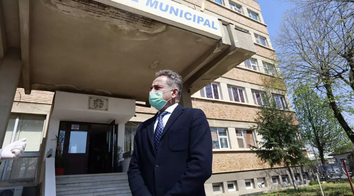 Un singur medic infecţionist, pensionar, la Spitalul Municipal din Râmnicu Sărat. Managerul unităţii: "Avem nevoie de medici şi de medicamente"