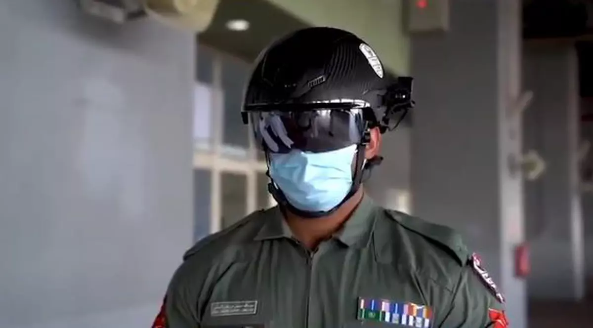 Poliţiştii din Dubai au căşti inteligente prin care monitorizează temperatura călătorilor din transportul public