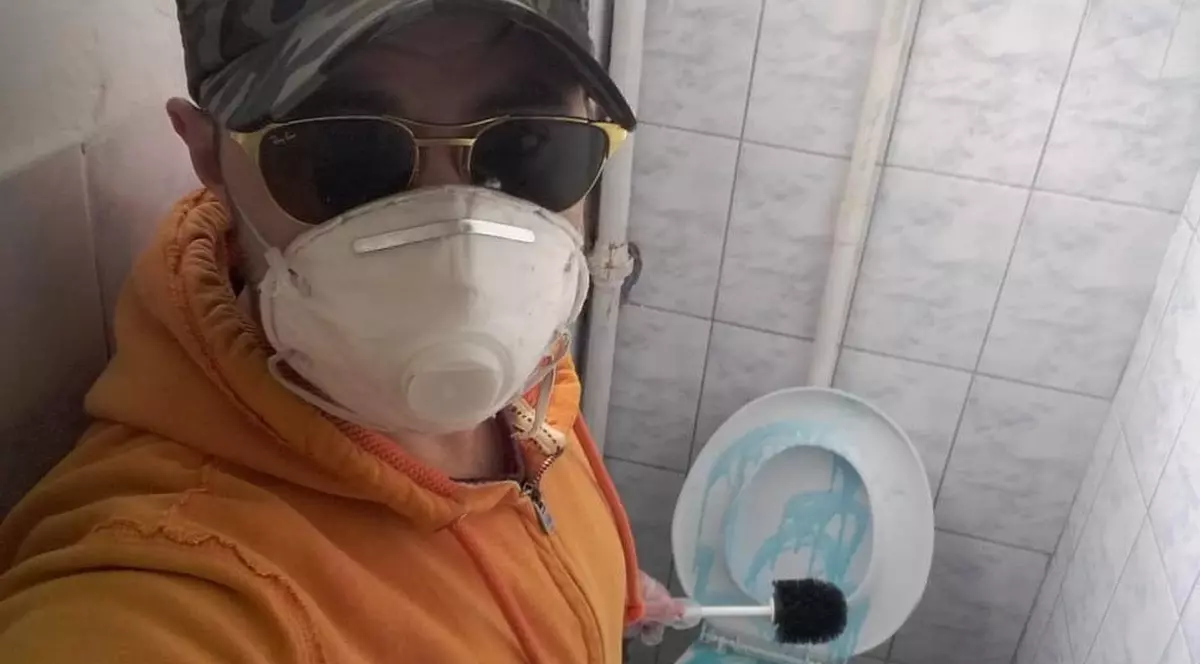 Povestea voluntarului care a curățat de unul singur toaletele murdare din internatul în care a fost băgat în carantină: “Am vrut să dau un exemplu”