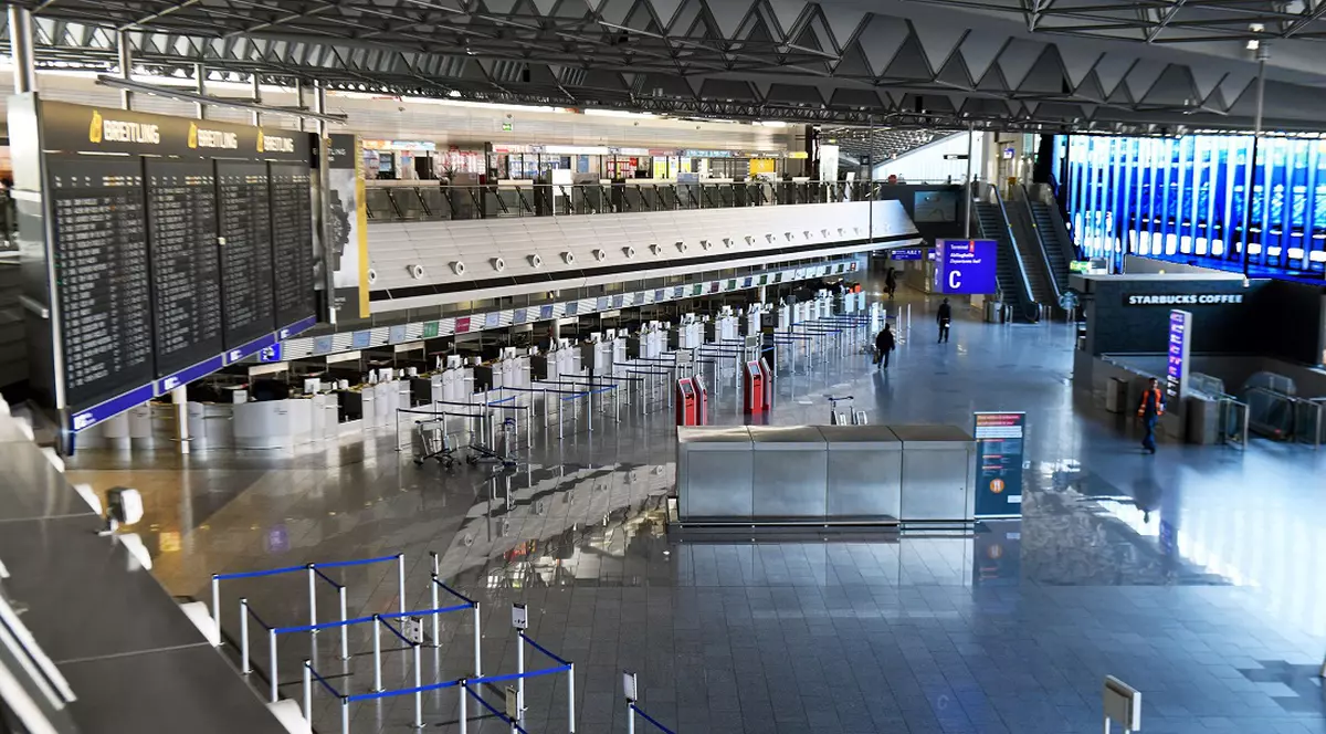 Trei fotbaliști sunt blocați în aeroportul din Frankfurt. Dorm pe jos și supraviețuiesc din mila angajaților