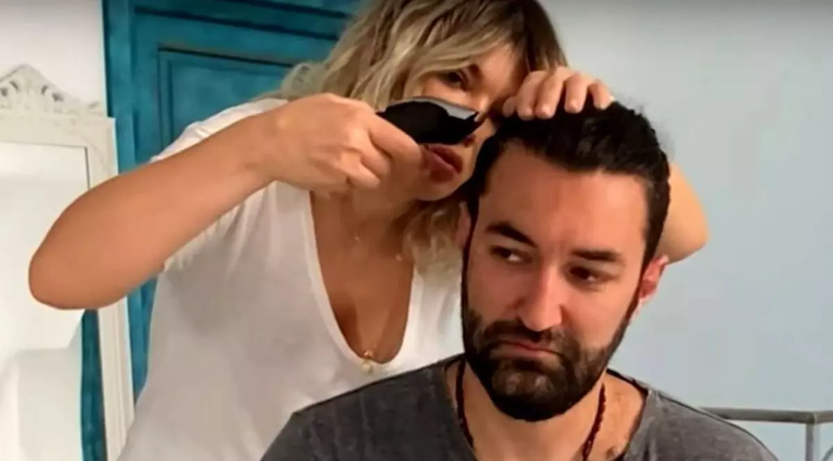 Smiley s-a lăsat pe mâna Ginei Pistol, pentru a fi tuns. Imagini rare cu cei doi. „A sosit momentul în care nu mai am de ales”