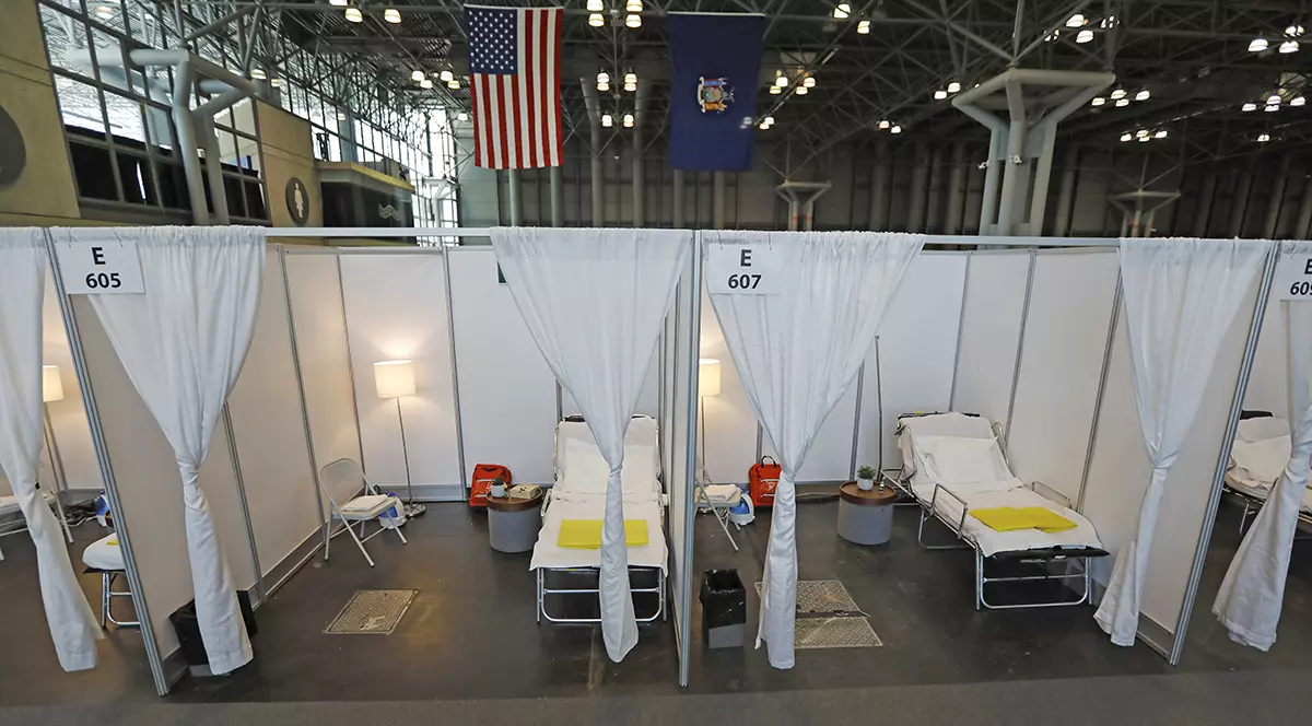 Lovite puternic, SUA amenajează în timp-record zeci de spitale de campanie, cu mii de paturi, în marile centre expoziționale