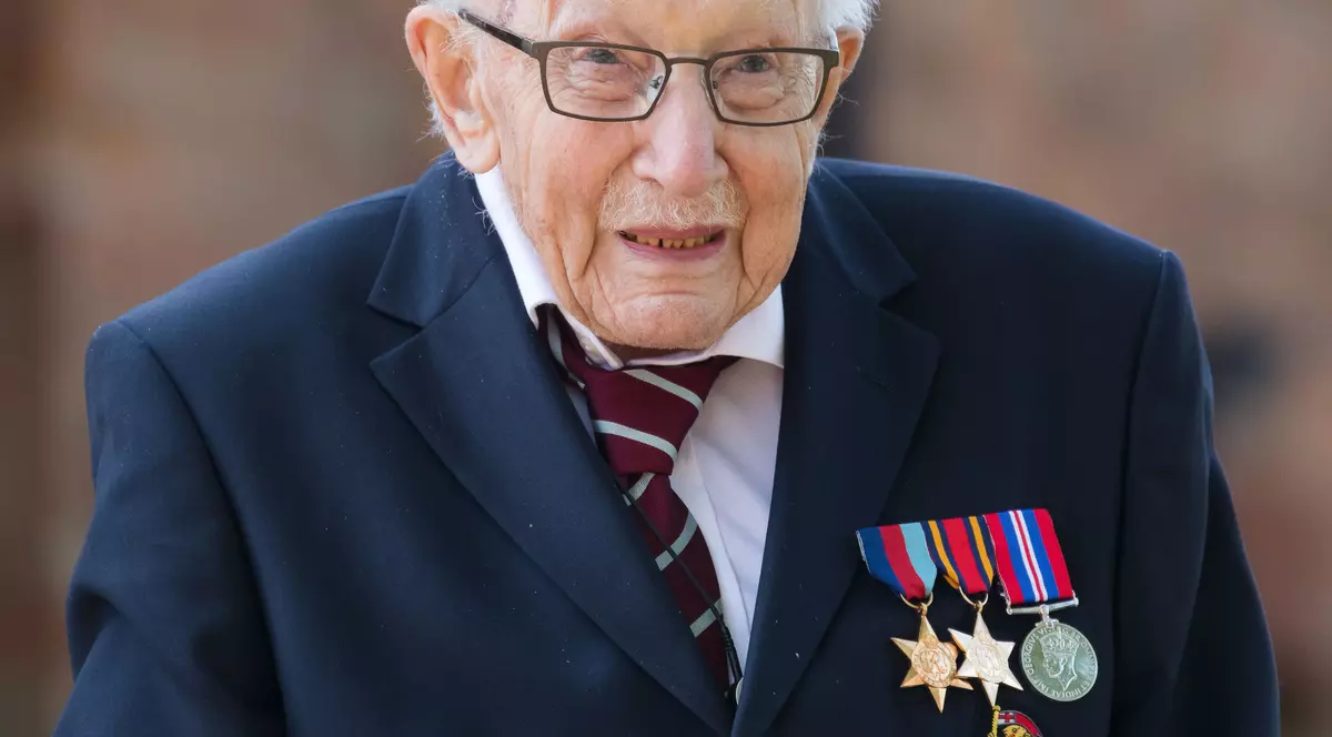 125.000 de felicitări pentru veteranul Tom Moore