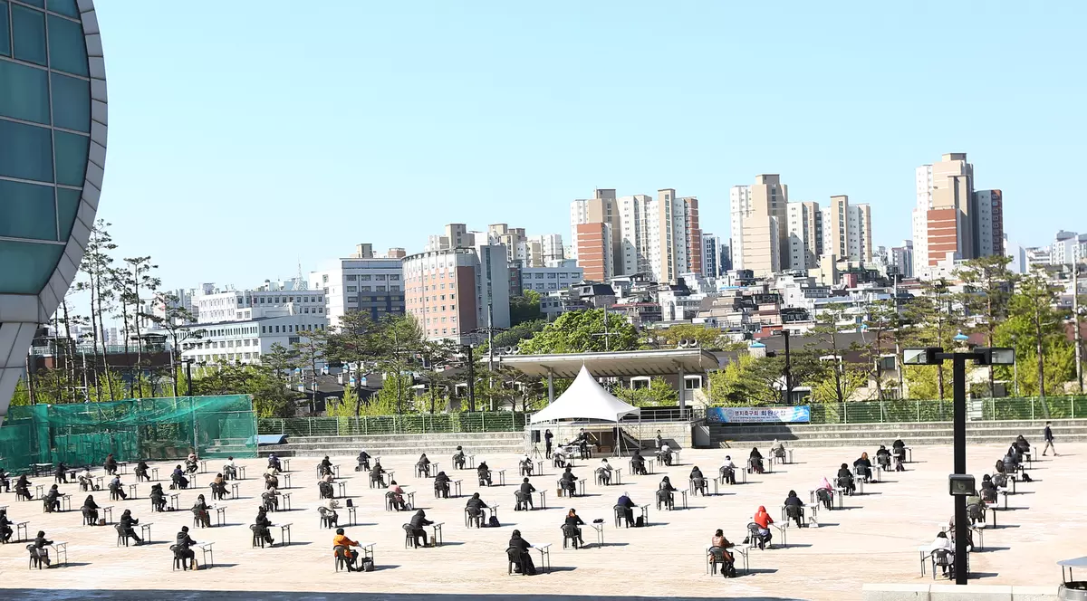 Examen într-o parcare. Cum au ținut distanța socială studenții sud-coreeni în timpul licenței