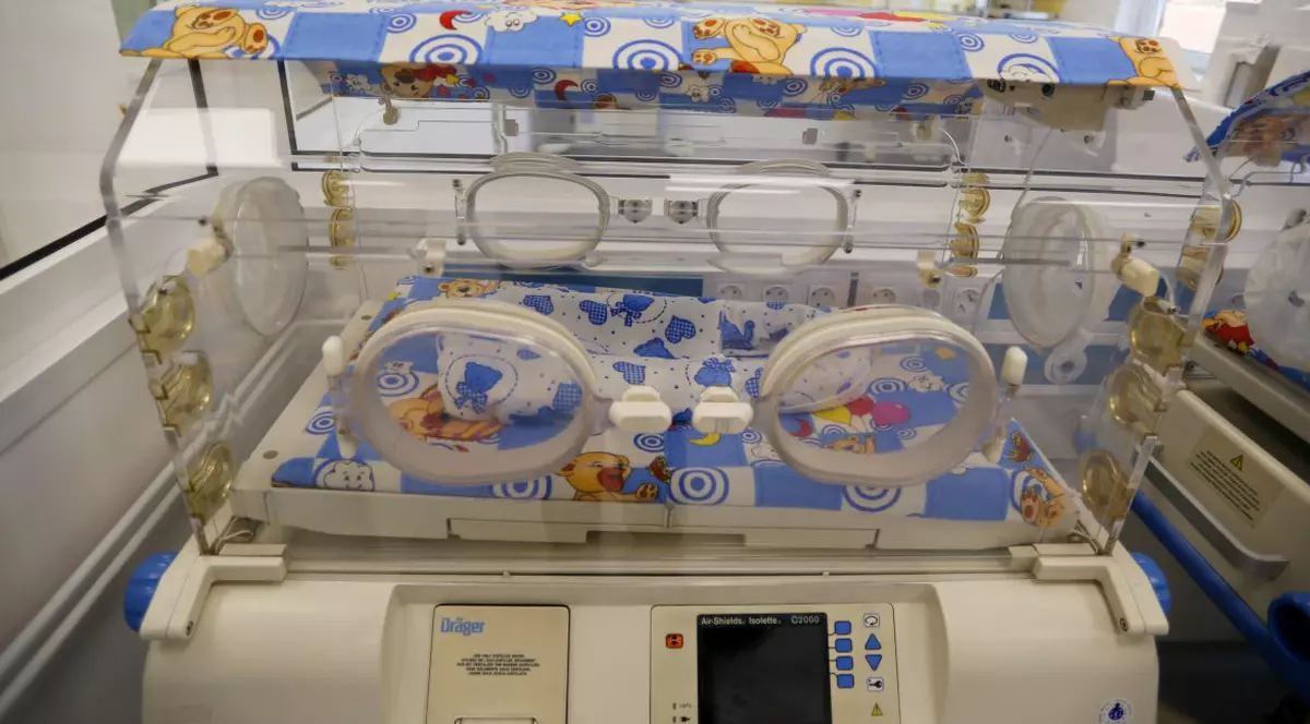 Primul copil din România născut din mamă pozitivă COVID-19 se simte bine, e acasă cu tatăl și-și așteaptă mama să iasă și ea