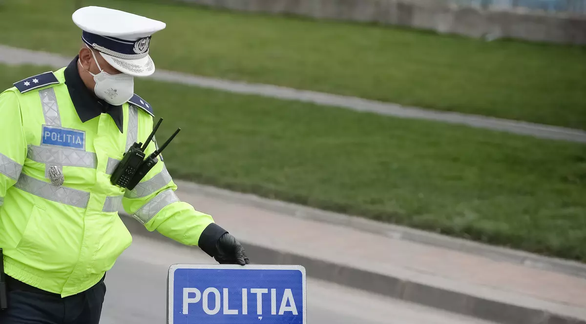 Șofer băut, reținut după ce a produs un accident, a fugit de la fața locului și a mușcat un polițist