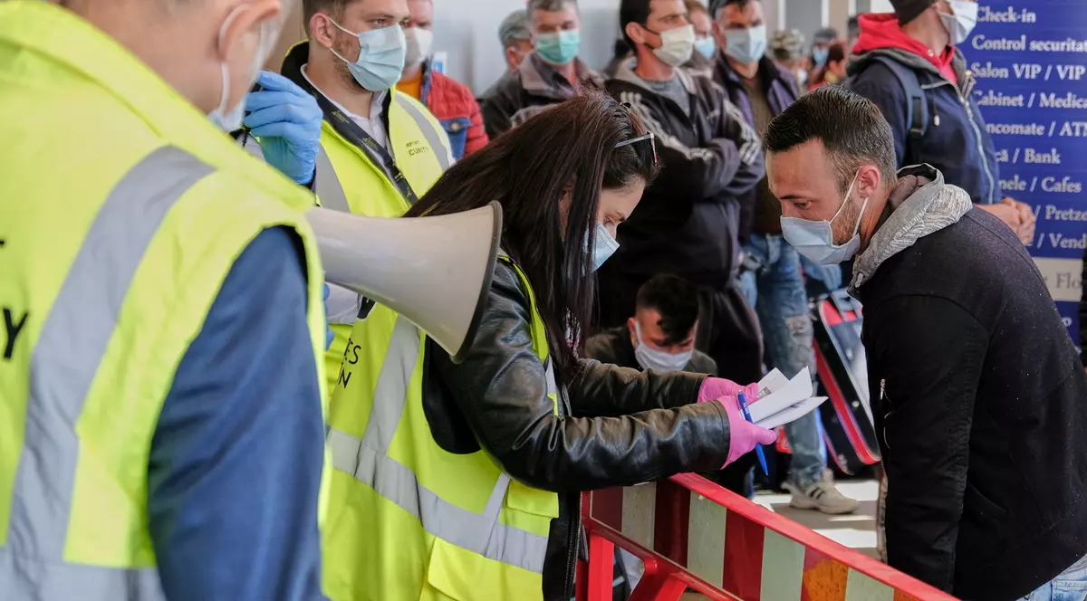 Persoane sosesc la aeroportul International Cluj Napoca de unde vor zbura catre Germania, joi 9 aprilie 2020. Peste 2000 de romani, in majoritate muncitori sezonieri au plecat de la Cluj-Napoca cu 13 avioane charter platite de Ministerul Agriculturii din Germania, ca urmare a presiunii fermierilor germani de a se ridica restrictiile impuse de guvernul federal, pentru limitarea infectarilor cu noul coronavirus.Foto Hepta